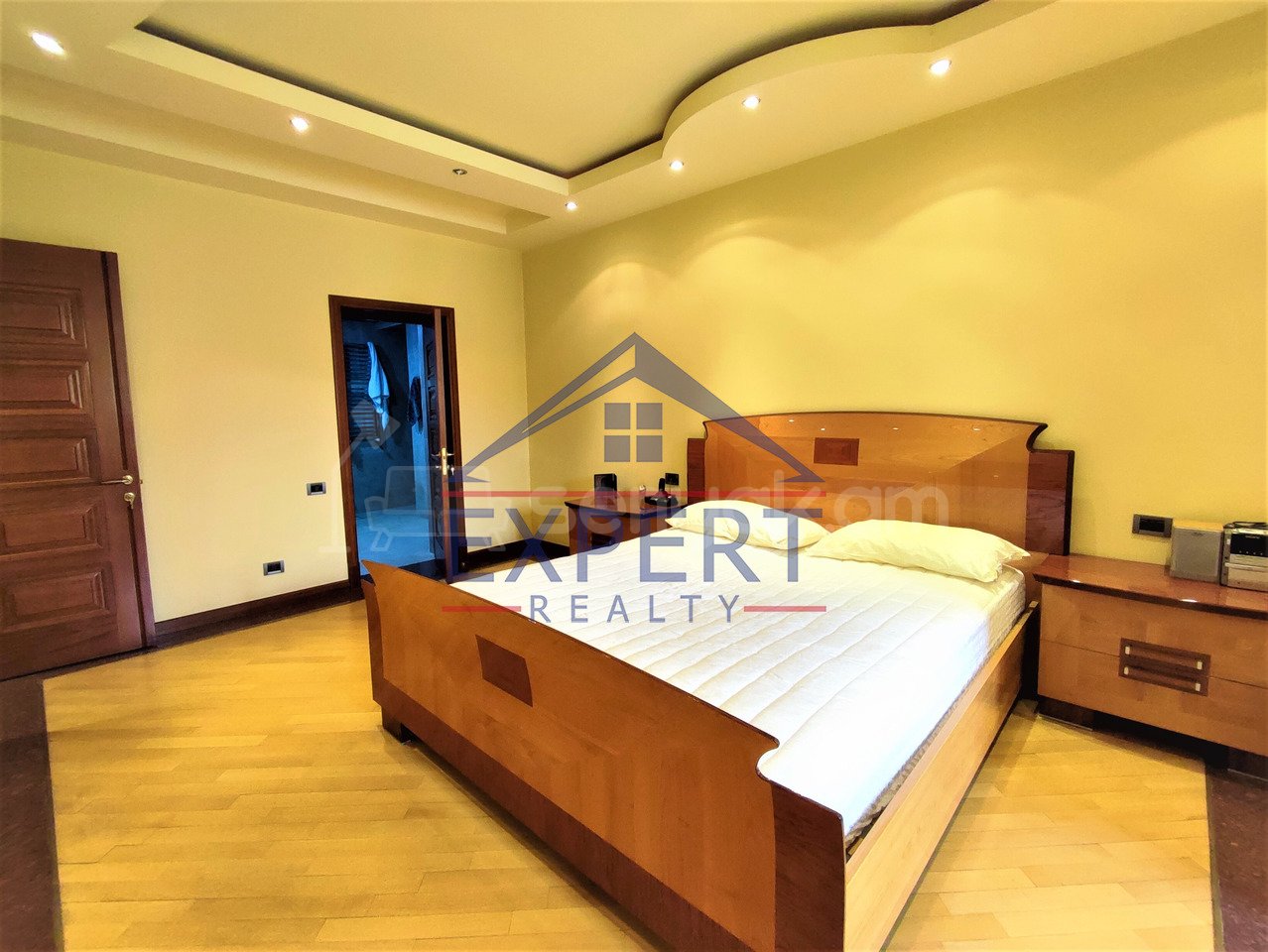 3 Սենյականոց Բնակարան Քարե Շենքում, 180քմ, 3/5 հարկ, Կապիտալ Վերանորոգված, Կահավորված, Արևկող