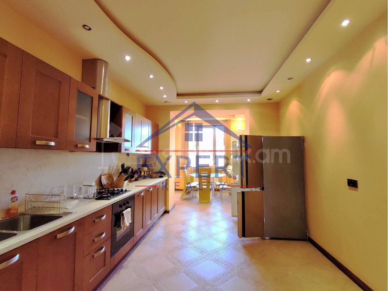 3 Սենյականոց Բնակարան Քարե Շենքում, 180քմ, 3/5 հարկ, Կապիտալ Վերանորոգված, Կահավորված, Արևկող