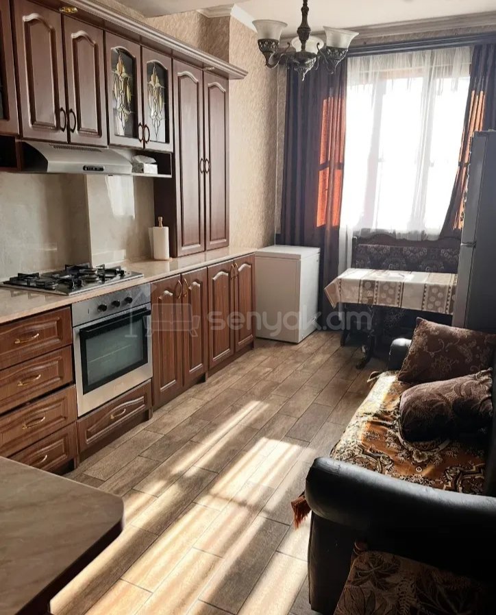 3 Սենյականոց Բնակարան Քարե Շենքում, 100քմ, 3/10 հարկ, Կապիտալ Վերանորոգված, Կահավորված