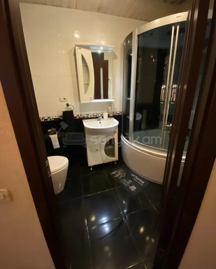 2 Սենյականոց Բնակարան Քարե Շենքում, 80քմ, 2/5 հարկ, Դիզայներական Վերանորոգված, Կահավորված