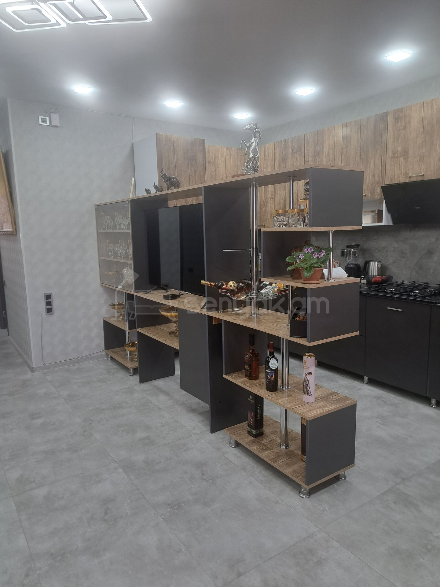 3 Սենյականոց Բնակարան Նորակառույց Քարե Շենքում, 83քմ, 2/3 հարկ, Դիզայներական Վերանորոգված