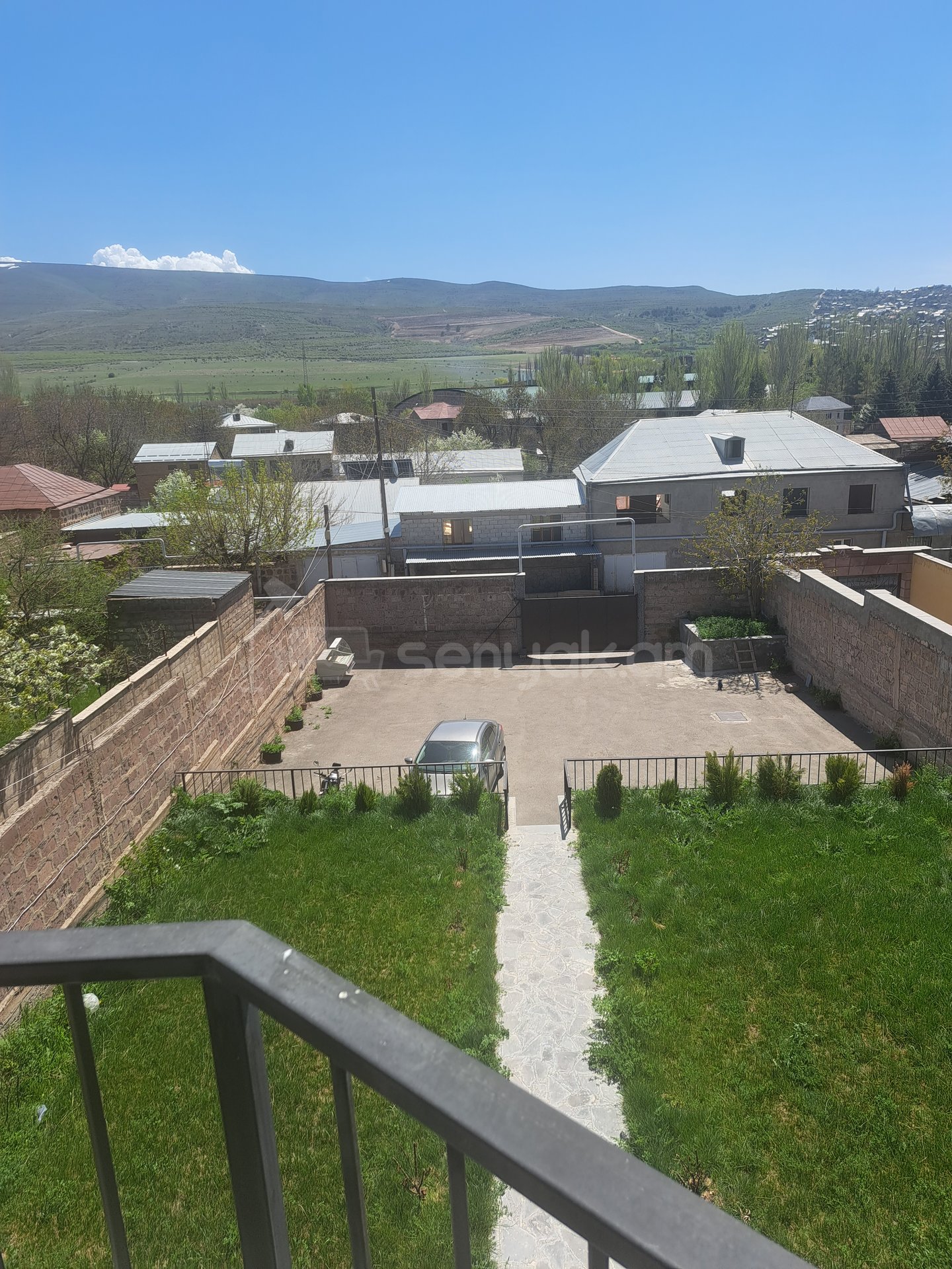 3 Սենյականոց Բնակարան Նորակառույց Քարե Շենքում, 83քմ, 2/3 հարկ, Դիզայներական Վերանորոգված