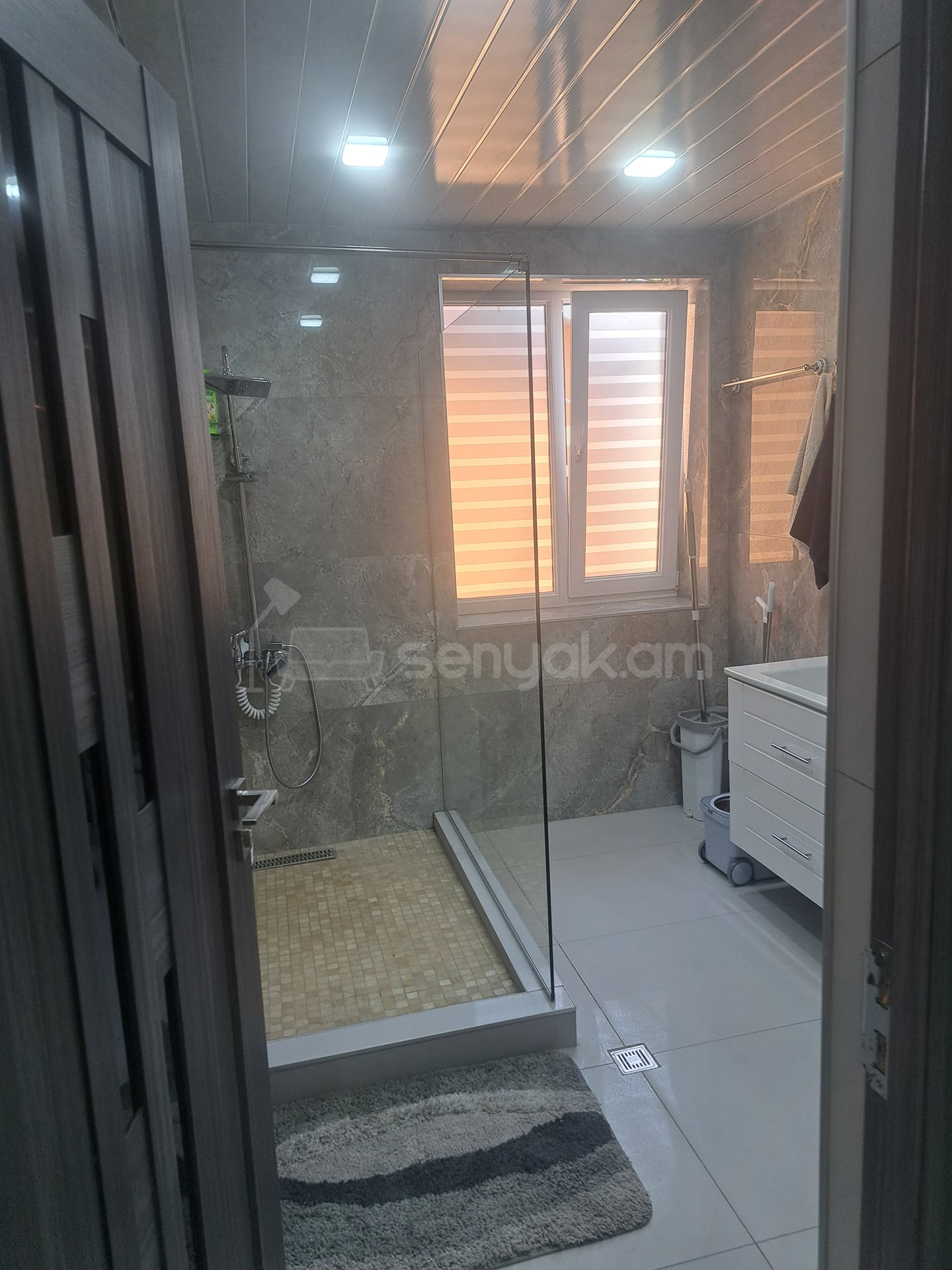 3 Սենյականոց Բնակարան Նորակառույց Քարե Շենքում, 83քմ, 2/3 հարկ, Դիզայներական Վերանորոգված