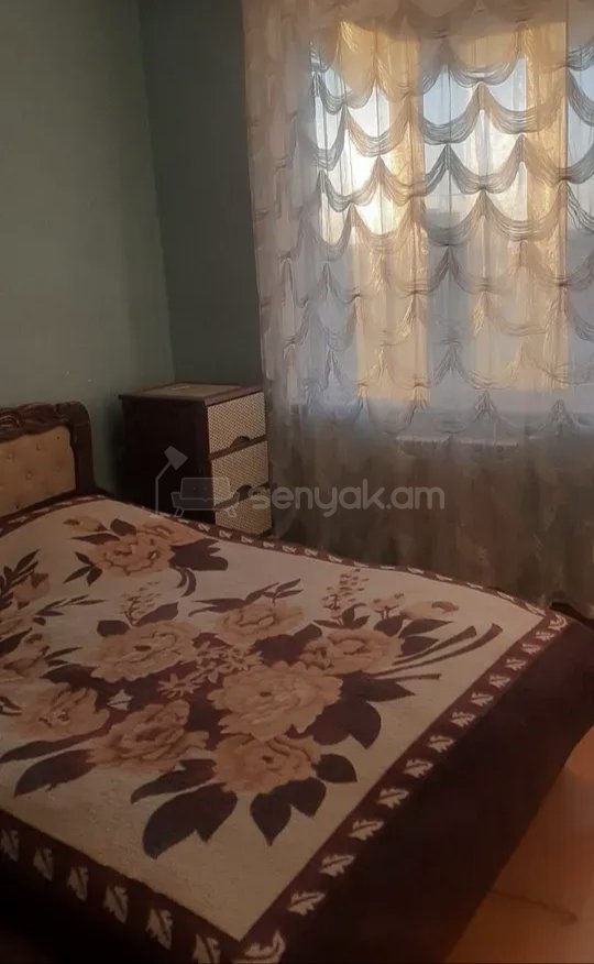 3 Սենյականոց Բնակարան Քարե Շենքում, 72քմ, 3/4 հարկ, Նորմալ Վիճակում, Կահավորված, Արևկող