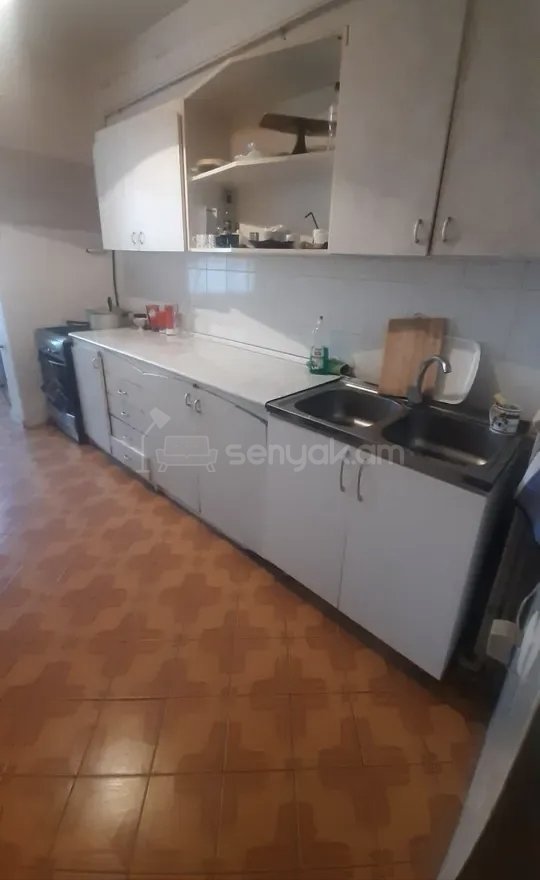 3 Սենյականոց Բնակարան Քարե Շենքում, 72քմ, 3/4 հարկ, Նորմալ Վիճակում, Կահավորված, Արևկող