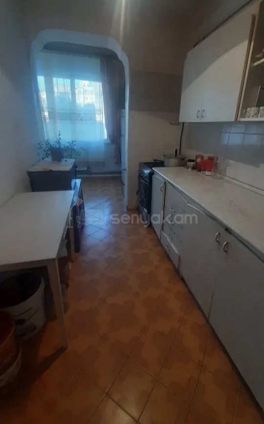 3 Սենյականոց Բնակարան Քարե Շենքում, 72քմ, 3/4 հարկ, Նորմալ Վիճակում, Կահավորված, Արևկող