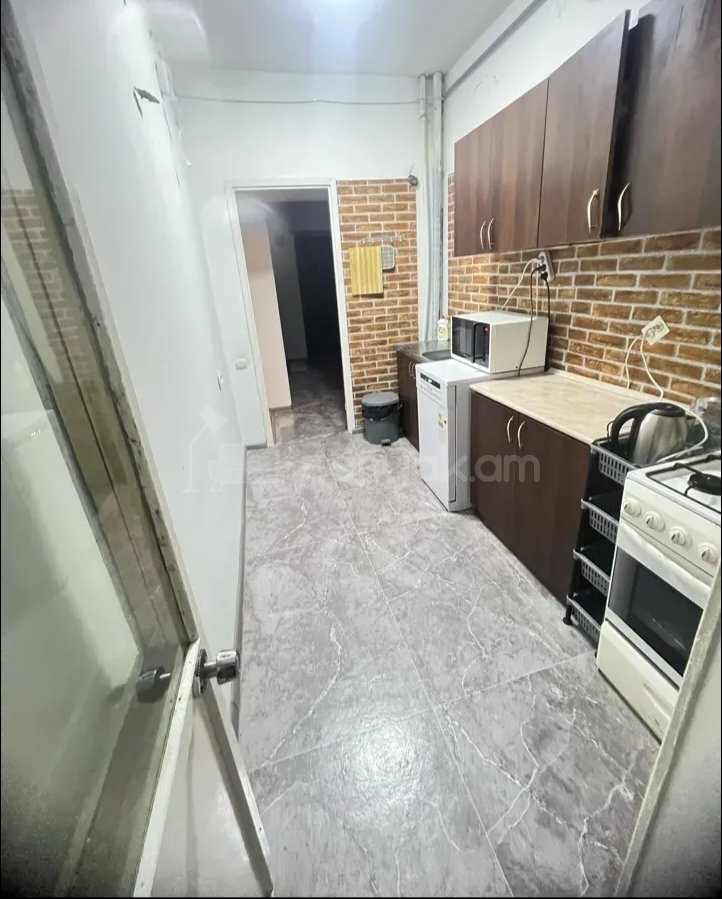 2 Սենյականոց Բնակարան Քարե Շենքում, 50քմ, 1/5 հարկ, Նորմալ Վիճակում, Կահավորված