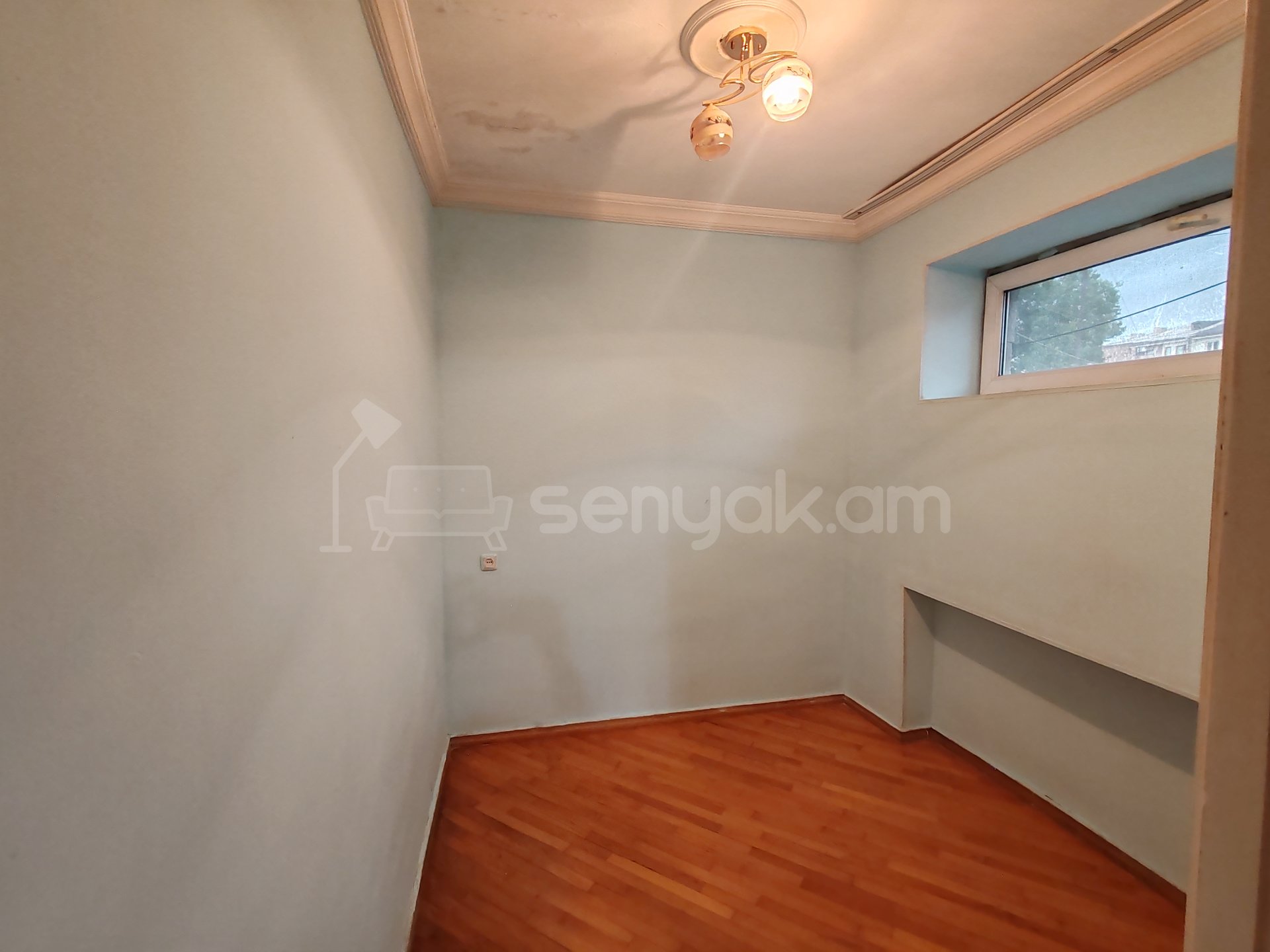 2 Սենյականոց Բնակարան Քարե Շենքում, 60քմ, 1/5 հարկ, Նորմալ Վիճակում, Մասամբ Կահավորված