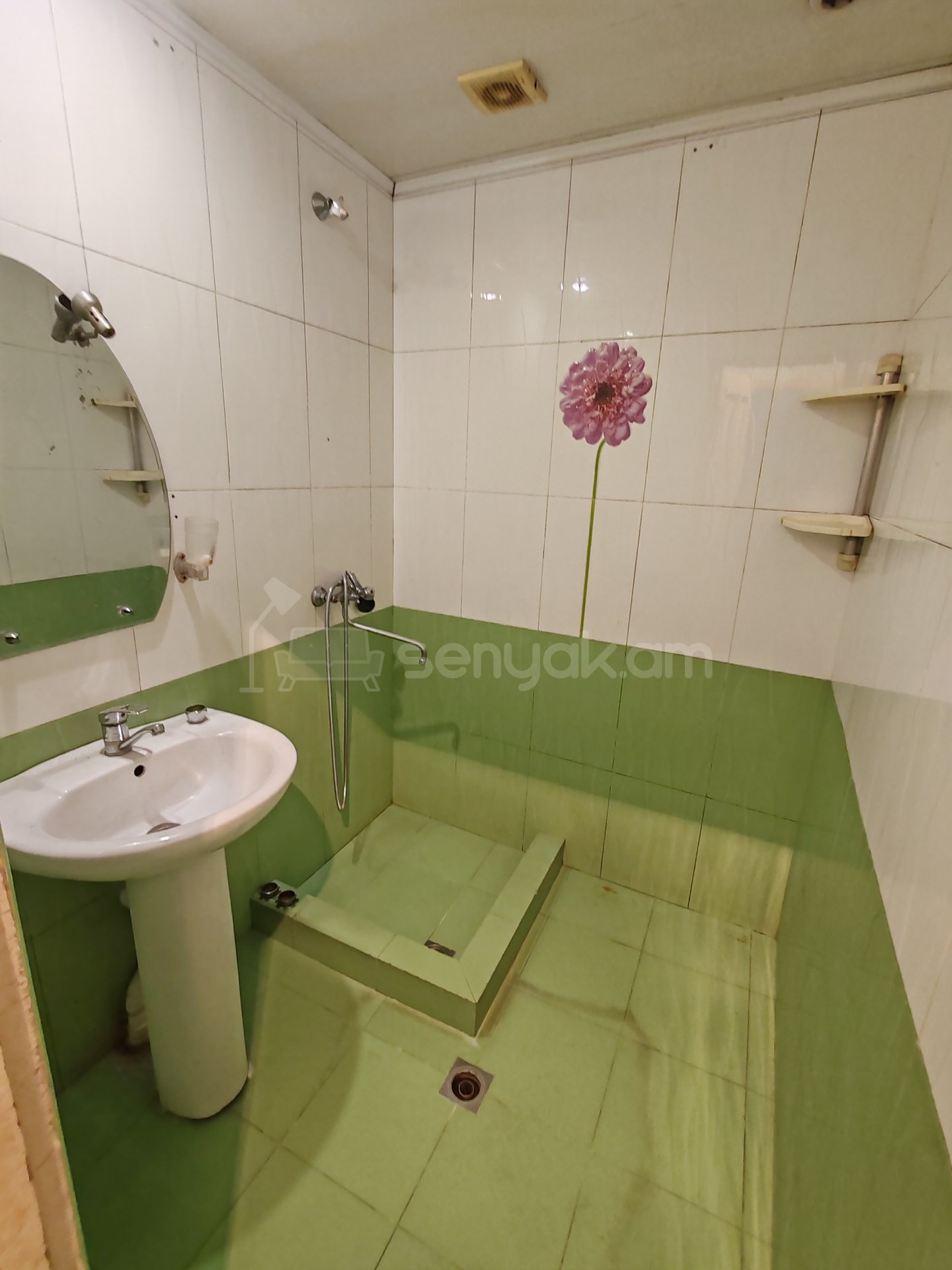 2 Սենյականոց Բնակարան Քարե Շենքում, 60քմ, 1/5 հարկ, Նորմալ Վիճակում, Մասամբ Կահավորված