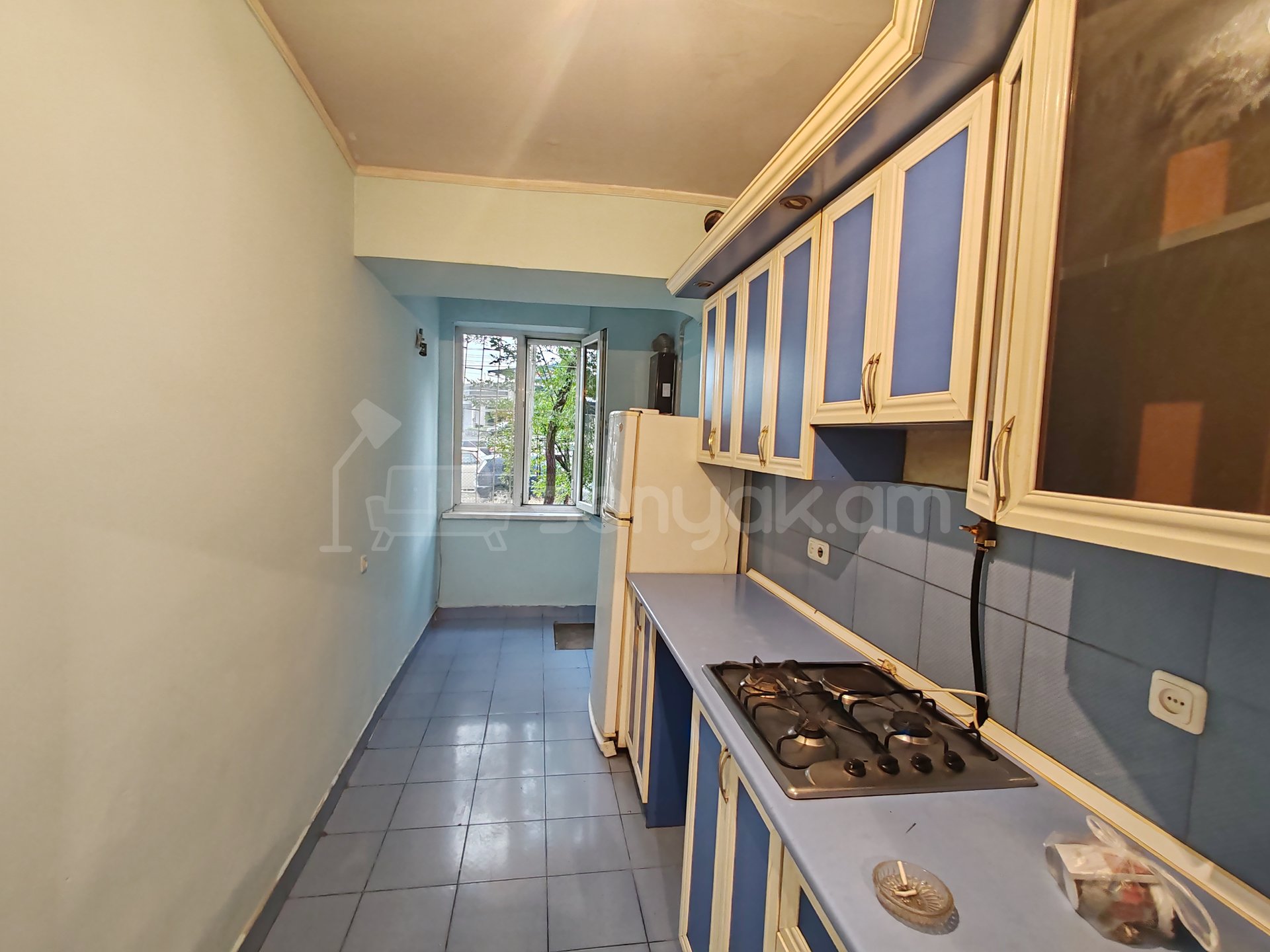 2 Սենյականոց Բնակարան Քարե Շենքում, 60քմ, 1/5 հարկ, Նորմալ Վիճակում, Մասամբ Կահավորված