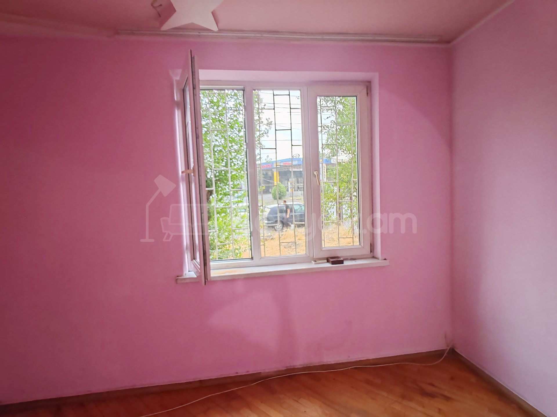 2 Սենյականոց Բնակարան Քարե Շենքում, 60քմ, 1/5 հարկ, Նորմալ Վիճակում, Մասամբ Կահավորված