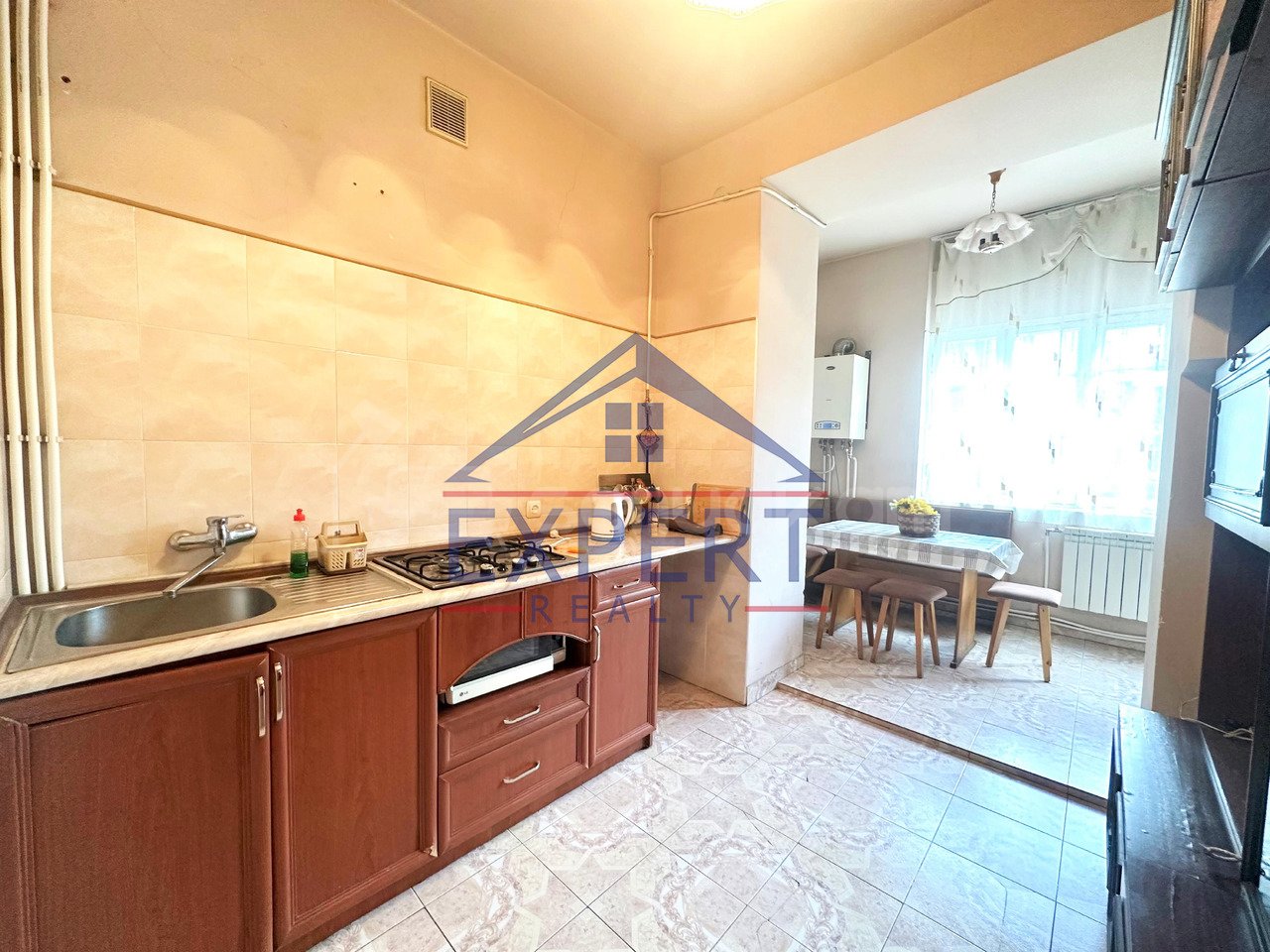 3 Սենյականոց Բնակարան Քարե Շենքում, 100քմ, 3/5 հարկ, Նորմալ Վիճակում, Կահավորված, Արևկող