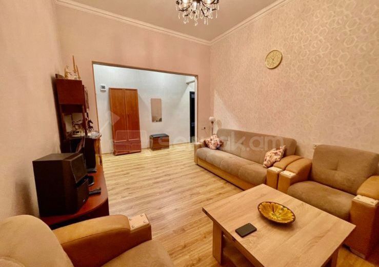 2 Սենյականոց Բնակարան Քարե Շենքում, 64քմ, 5/5 հարկ, Կապիտալ Վերանորոգված