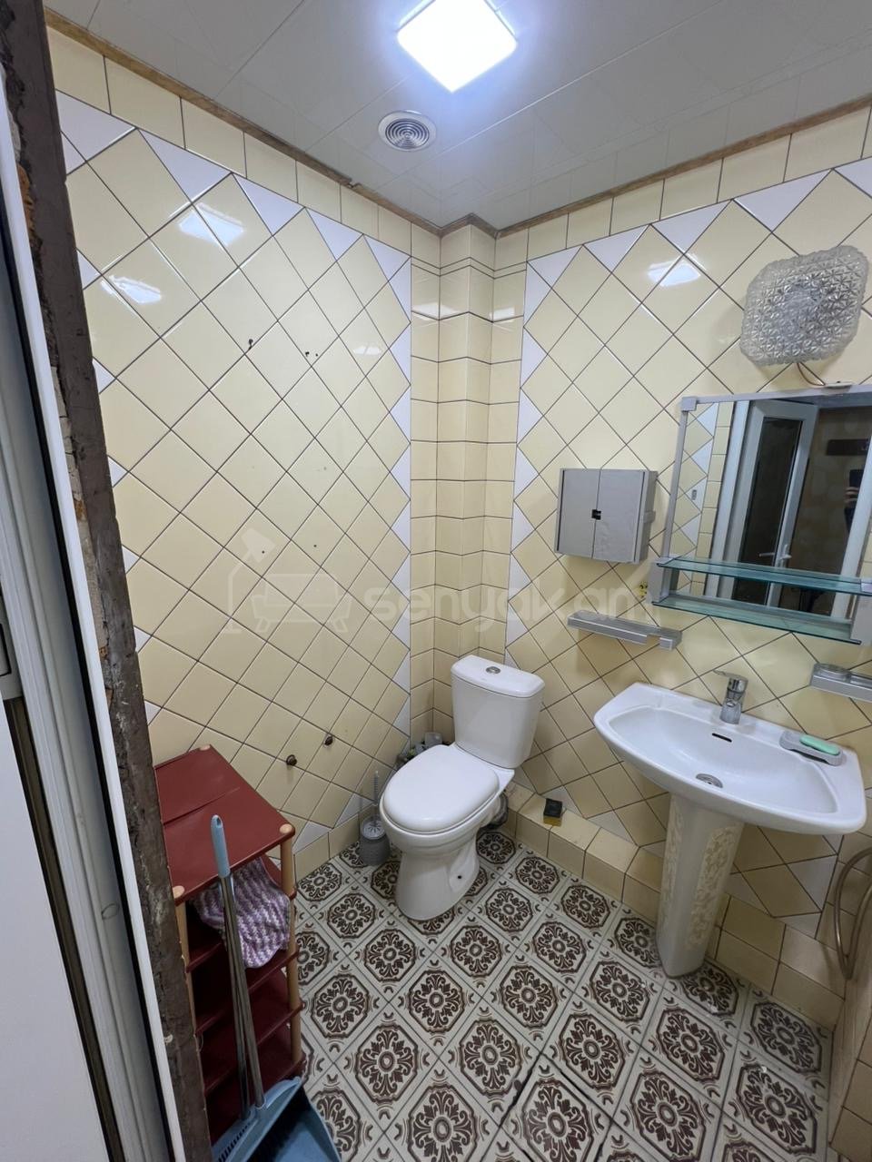 2 Սենյականոց Բնակարան Քարե Շենքում, 65քմ, 4/5 հարկ, Նորմալ Վիճակում, Կահավորված, Արևկող