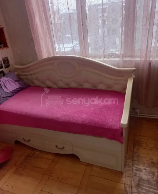 3 Սենյականոց Բնակարան Քարե Շենքում, 120քմ, 5/5 հարկ, Նորմալ Վիճակում