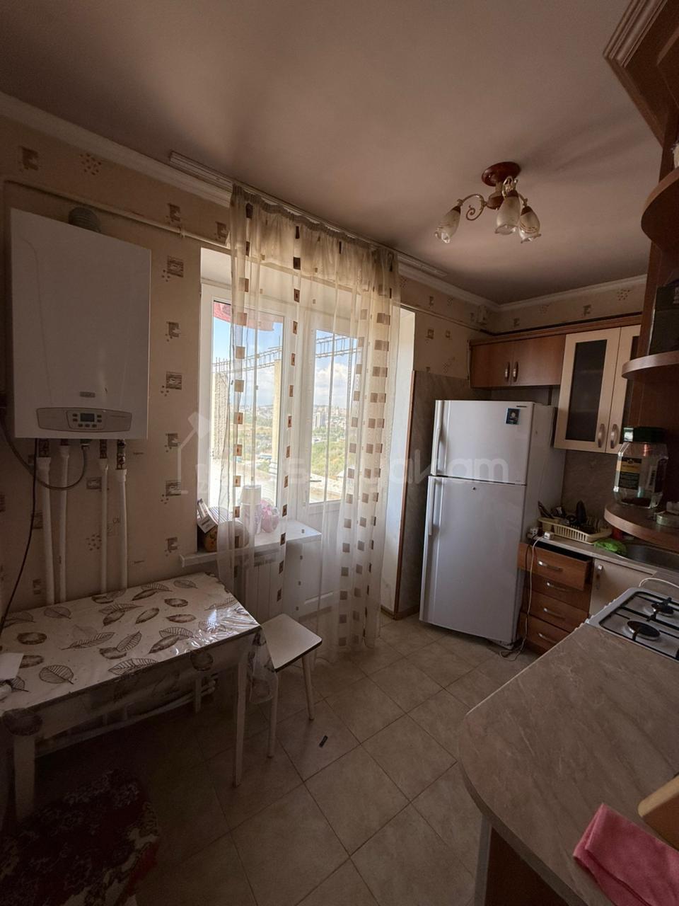 3 Սենյականոց Բնակարան Քարե Շենքում, 77քմ, 4/5 հարկ, Նորմալ Վիճակում