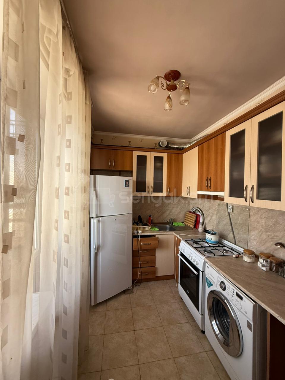 3 Սենյականոց Բնակարան Քարե Շենքում, 77քմ, 4/5 հարկ, Նորմալ Վիճակում