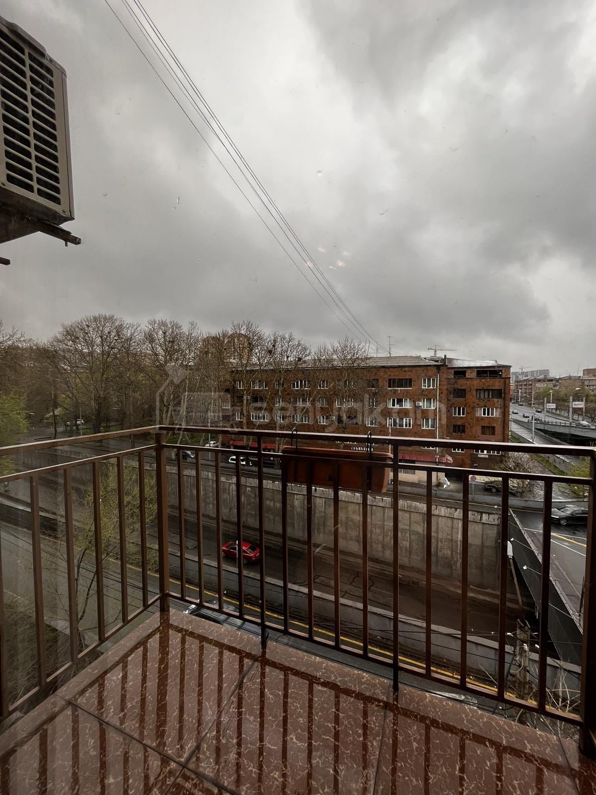 1 Սենյականոց Բնակարան Քարե Շենքում, 45քմ, 4/5 հարկ, Կապիտալ Վերանորոգված, Կահավորված, Արևկող