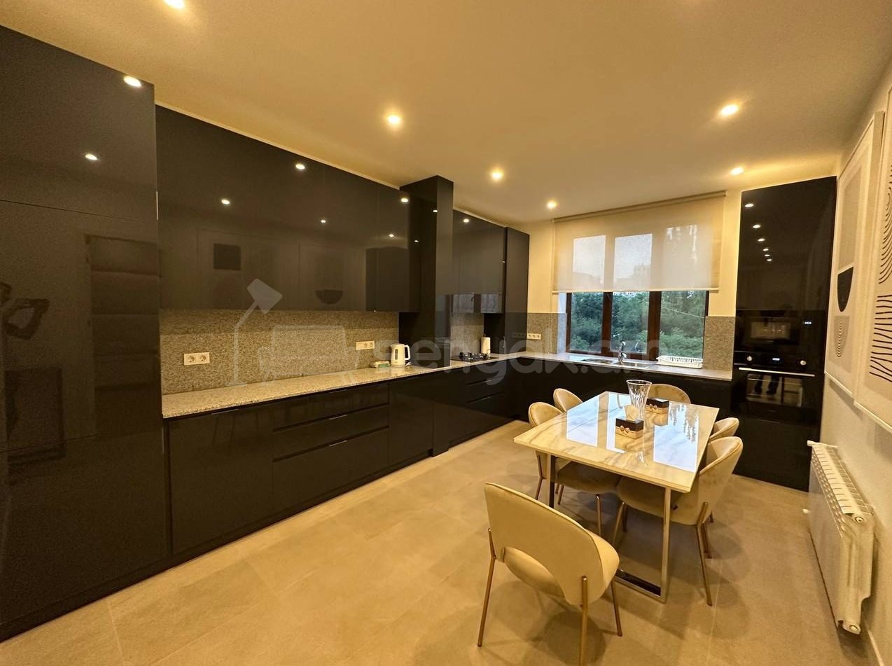 4 Սենյականոց Բնակարան Քարե Շենքում, 145քմ, 5/5 հարկ, Դիզայներական Վերանորոգված