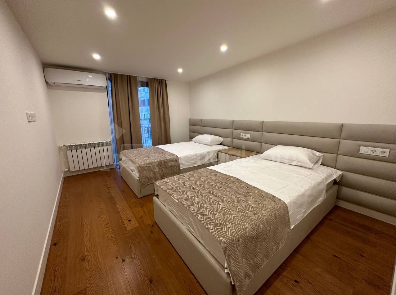 4 Սենյականոց Բնակարան Քարե Շենքում, 145քմ, 5/5 հարկ, Դիզայներական Վերանորոգված