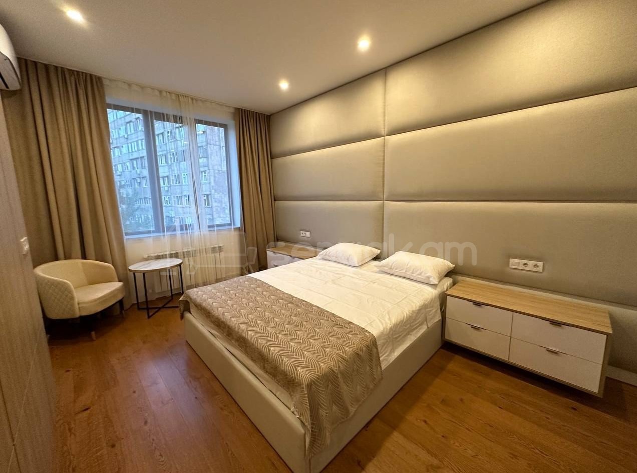 4 Սենյականոց Բնակարան Քարե Շենքում, 145քմ, 5/5 հարկ, Դիզայներական Վերանորոգված