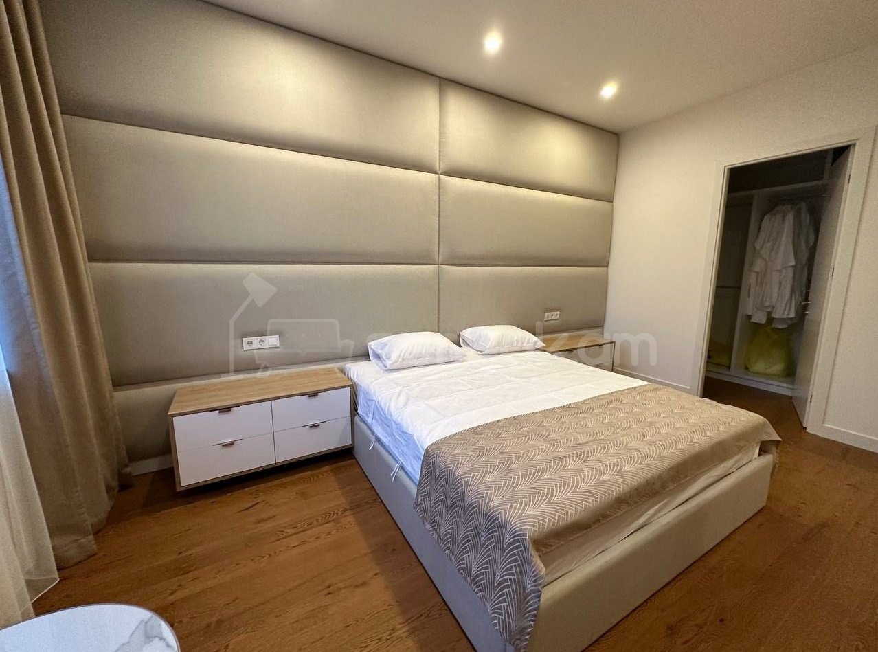 4 Սենյականոց Բնակարան Քարե Շենքում, 145քմ, 5/5 հարկ, Դիզայներական Վերանորոգված