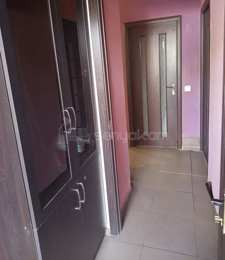 2 Սենյականոց Բնակարան Քարե Շենքում, 52քմ, 3/5 հարկ, Նորմալ Վիճակում, Կահավորված, Արևկող