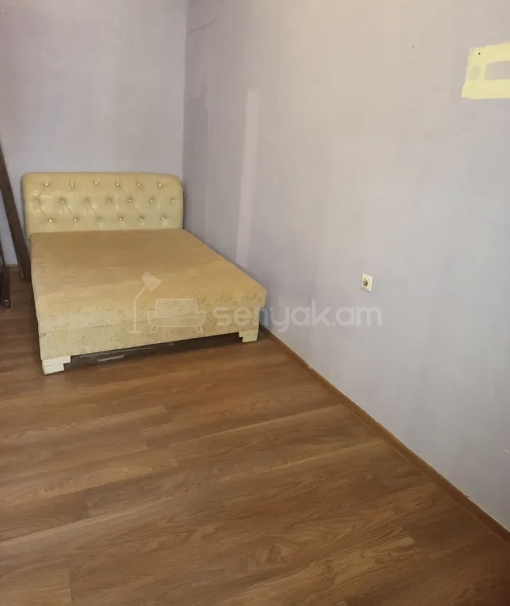 2 Սենյականոց Բնակարան Քարե Շենքում, 52քմ, 3/5 հարկ, Նորմալ Վիճակում, Կահավորված, Արևկող