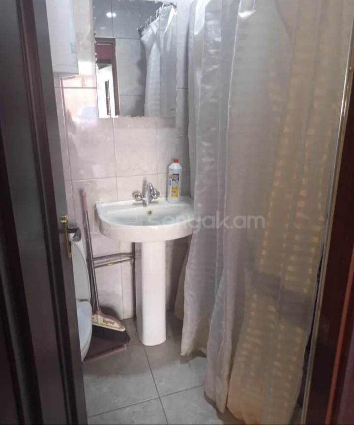 2 Սենյականոց Բնակարան Քարե Շենքում, 52քմ, 3/5 հարկ, Նորմալ Վիճակում, Կահավորված, Արևկող