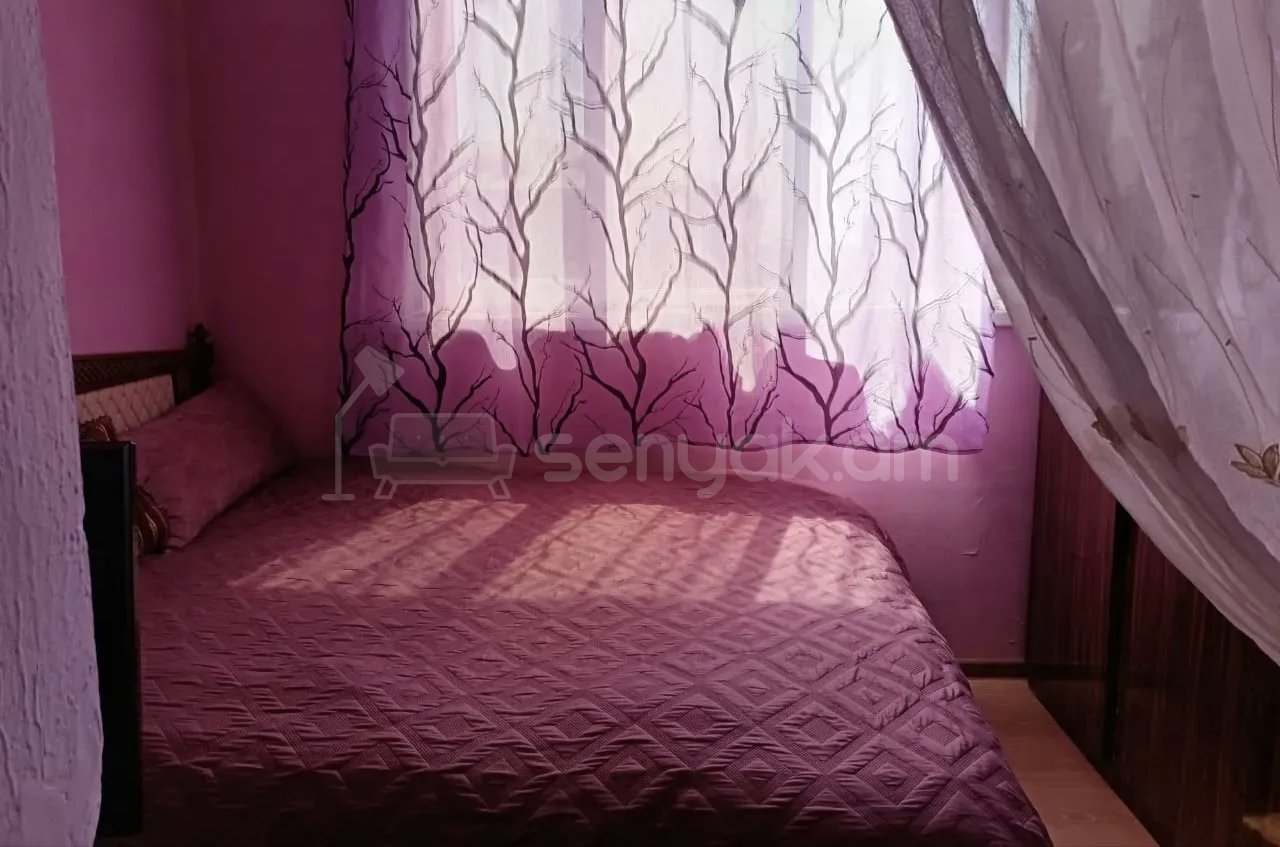 1 Սենյականոց Բնակարան Քարե Շենքում, 44քմ, 2/5 հարկ, Նորմալ Վիճակում, Կահավորված