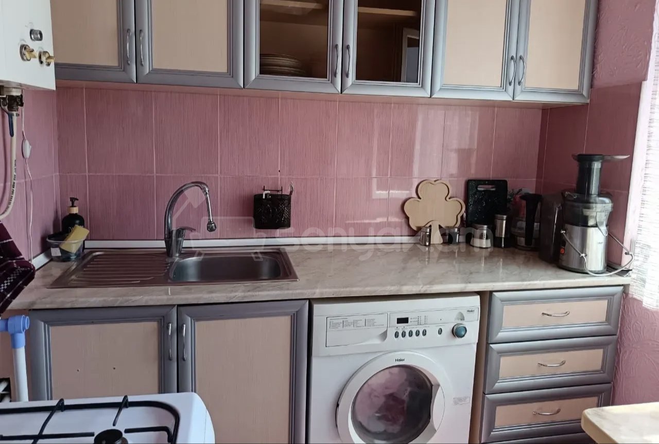 1 Սենյականոց Բնակարան Քարե Շենքում, 44քմ, 2/5 հարկ, Նորմալ Վիճակում, Կահավորված