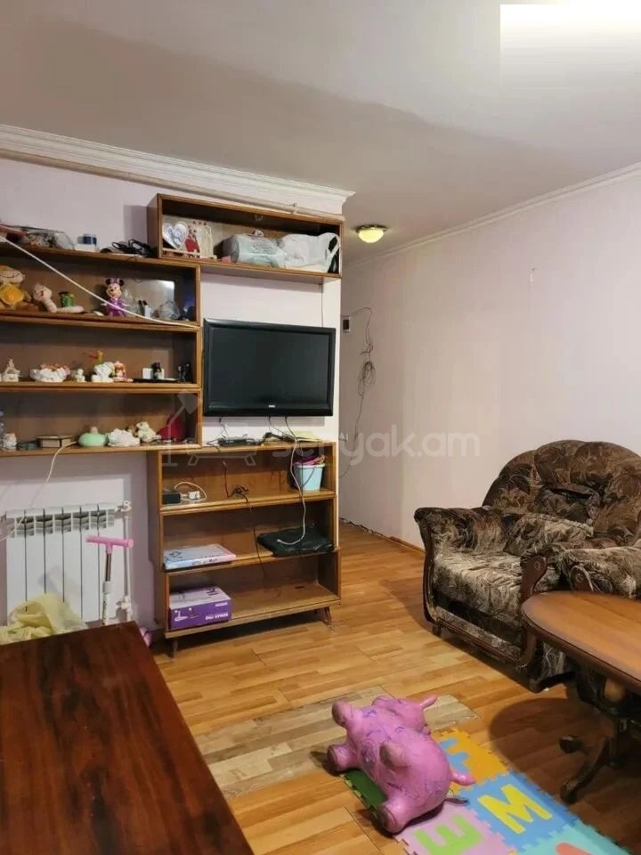 1 Սենյականոց Բնակարան Քարե Շենքում, 33քմ, 1/5 հարկ, Նորմալ Վիճակում