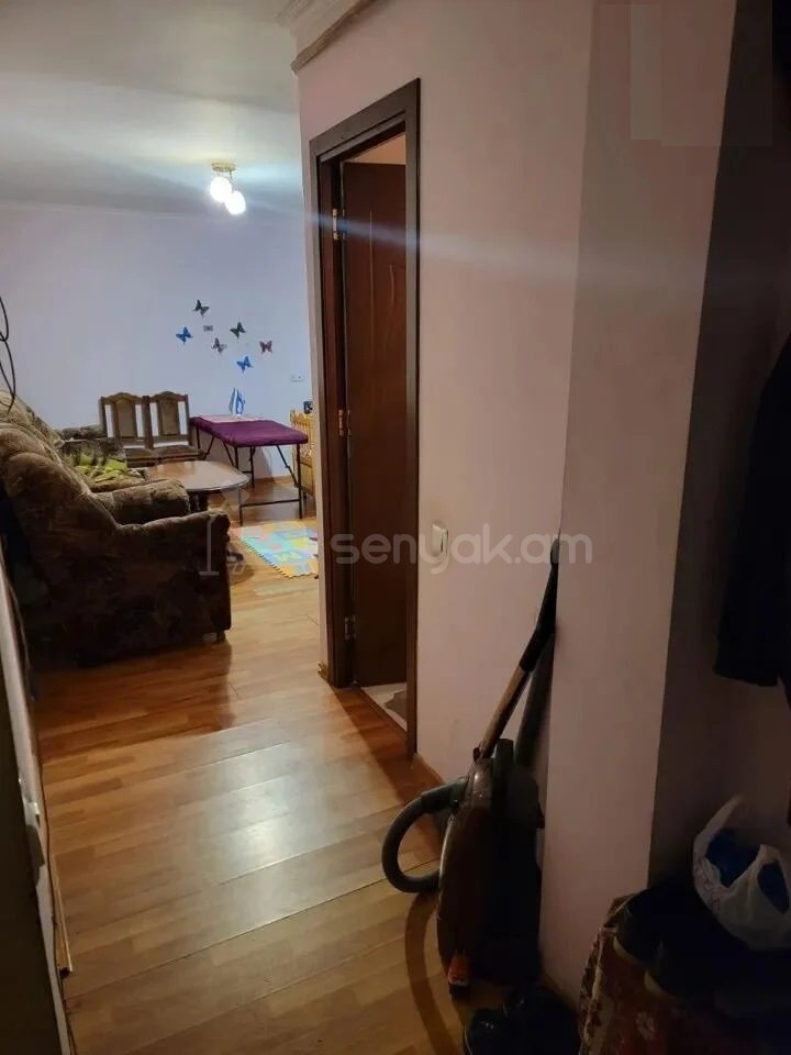 1 Սենյականոց Բնակարան Քարե Շենքում, 33քմ, 1/5 հարկ, Նորմալ Վիճակում