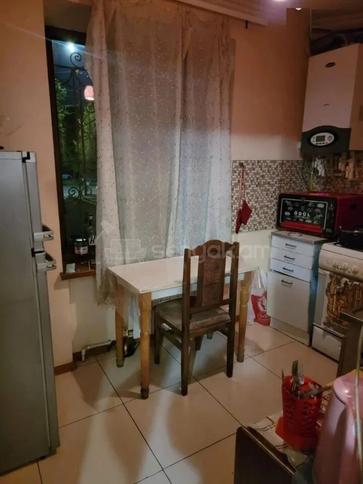 1 Սենյականոց Բնակարան Քարե Շենքում, 33քմ, 1/5 հարկ, Նորմալ Վիճակում