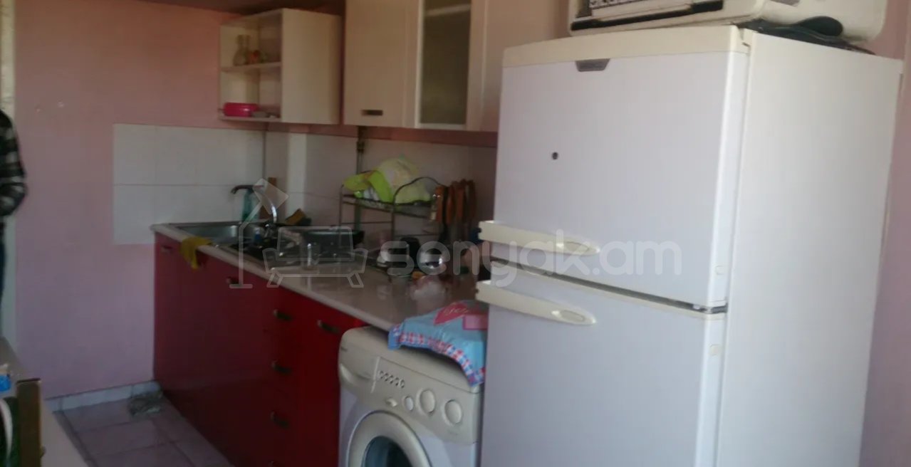 2 Սենյականոց Բնակարան Քարե Շենքում, 70քմ, 5/5 հարկ, Նորմալ Վիճակում, Կահավորված