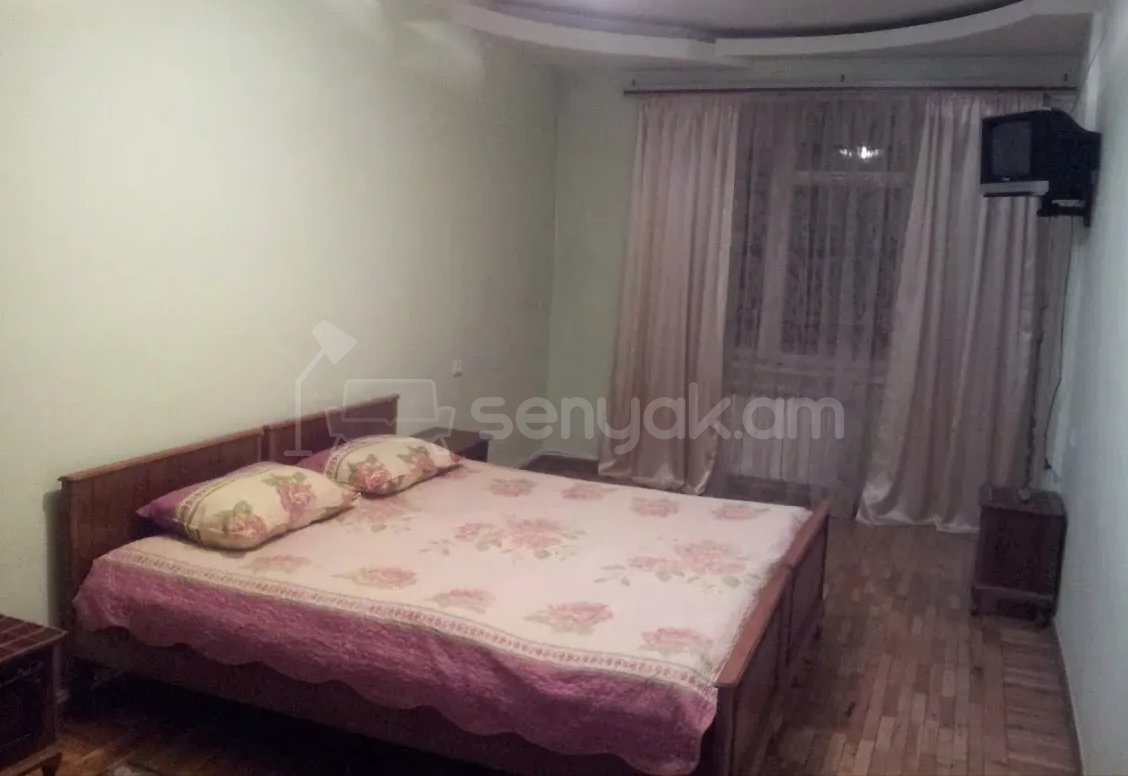 2 Սենյականոց Բնակարան Քարե Շենքում, 70քմ, 5/5 հարկ, Նորմալ Վիճակում, Կահավորված