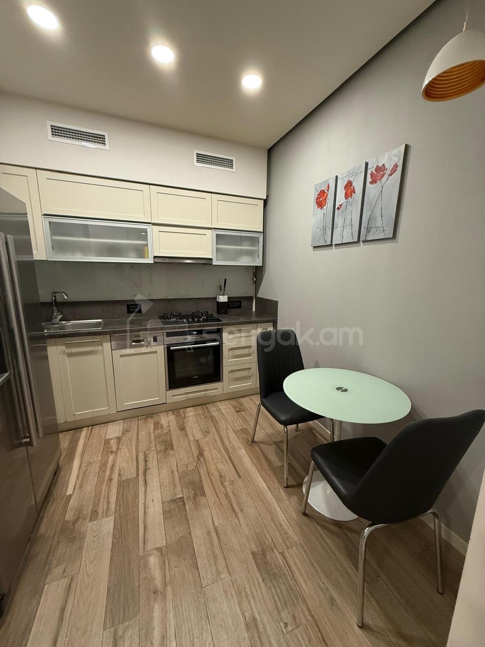 3 Սենյականոց Բնակարան Քարե Շենքում, 90քմ, 3/5 հարկ, Դիզայներական Վերանորոգված, Կահավորված, Արևկող