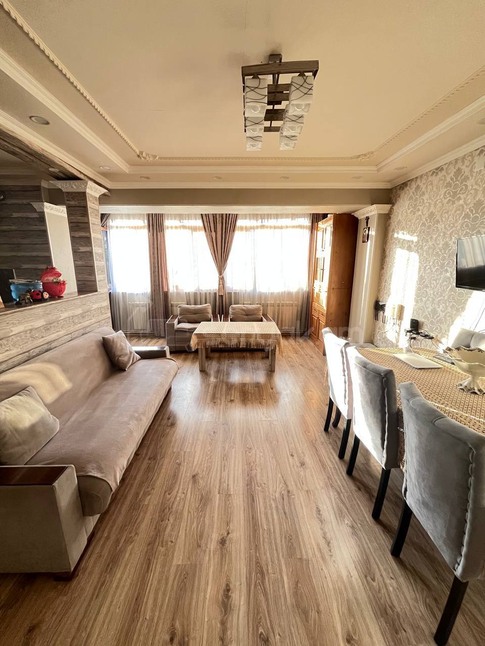 3 Սենյականոց Բնակարան Քարե Շենքում, 70քմ, 2/5 հարկ, Դիզայներական Վերանորոգված