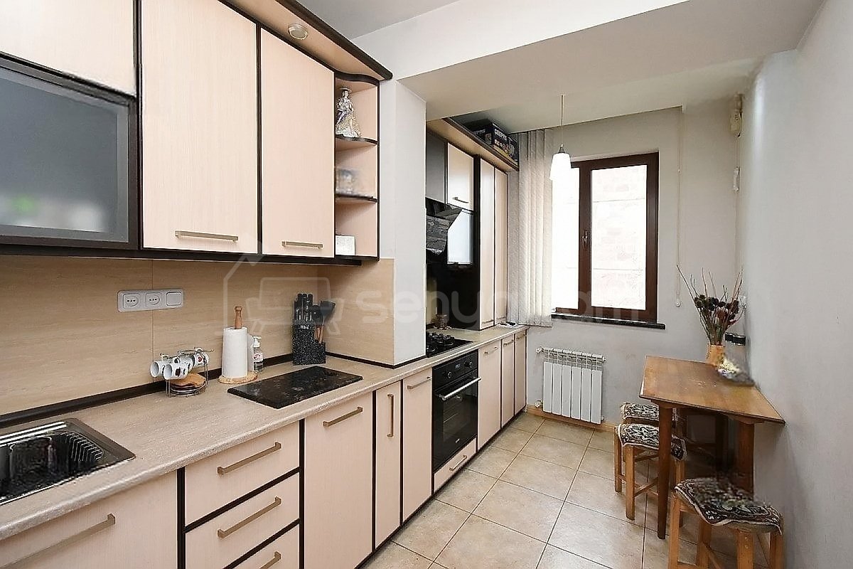 2 Սենյականոց Բնակարան Քարե Շենքում, 68քմ, 3/5 հարկ, Նորմալ Վիճակում