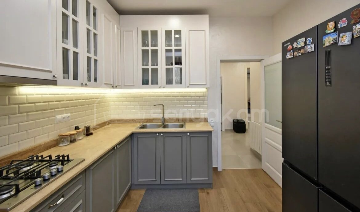 3 Սենյականոց Բնակարան Քարե Շենքում, 88քմ, 4/5 հարկ, Կապիտալ Վերանորոգված