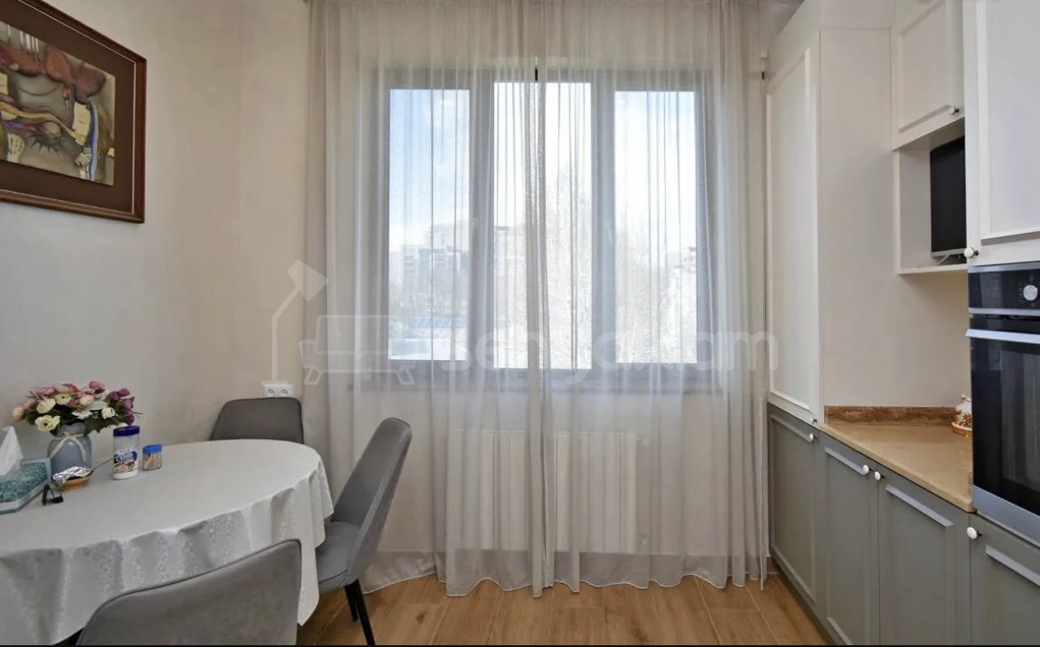 3 Սենյականոց Բնակարան Քարե Շենքում, 88քմ, 4/5 հարկ, Կապիտալ Վերանորոգված