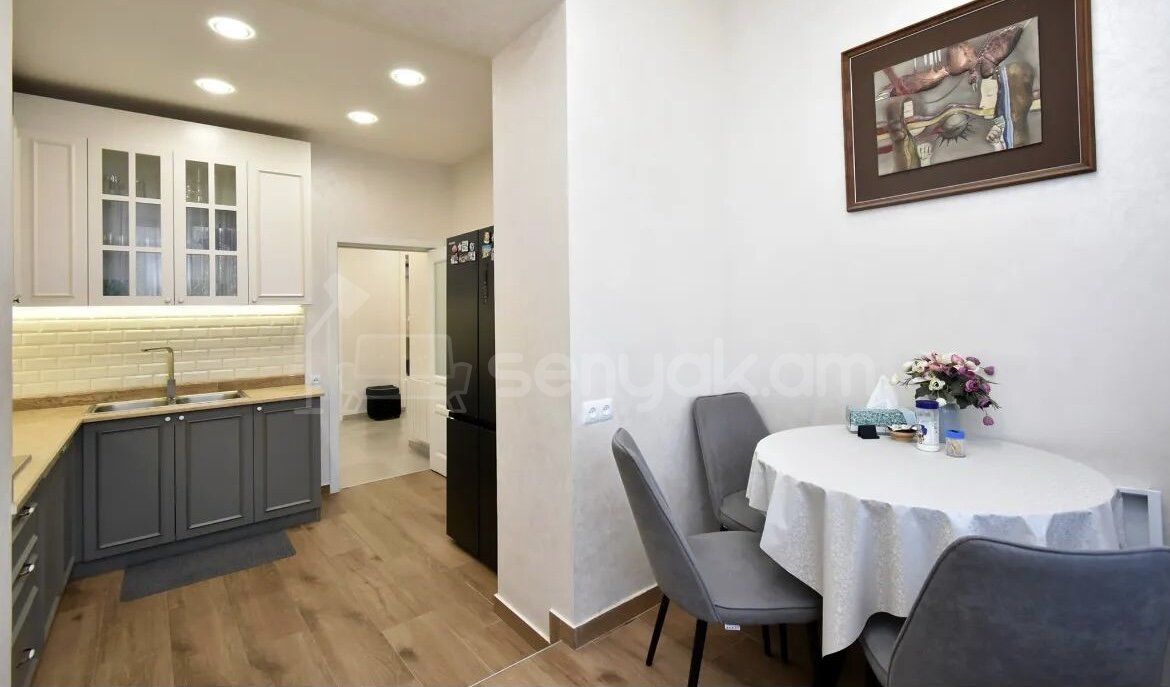 3 Սենյականոց Բնակարան Քարե Շենքում, 88քմ, 4/5 հարկ, Կապիտալ Վերանորոգված