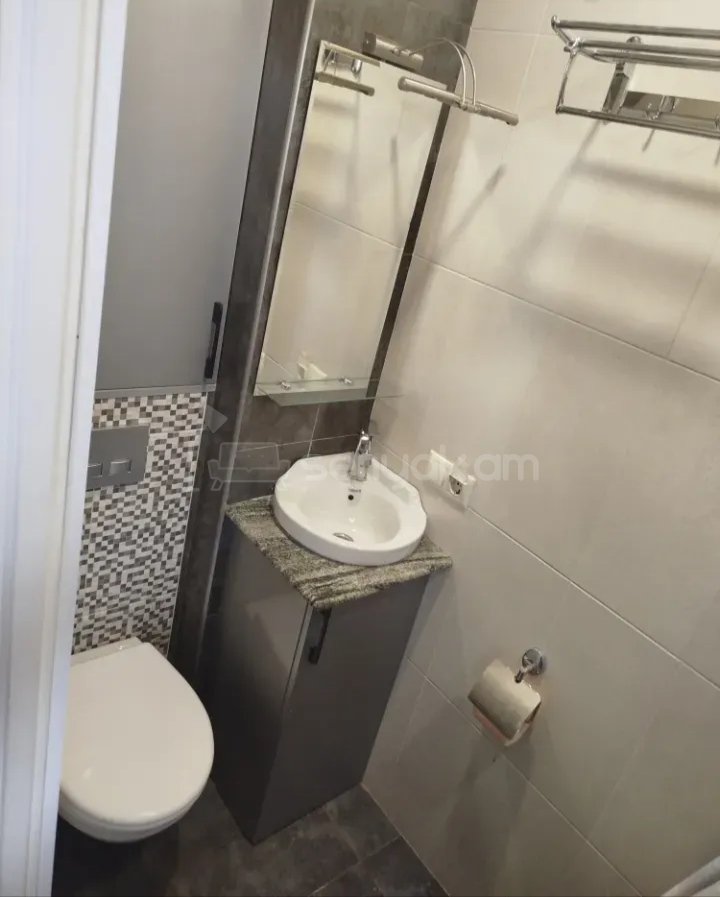 2 Սենյականոց Բնակարան Քարե Շենքում, 45քմ, 5/5 հարկ, Դիզայներական Վերանորոգված, Կահավորված