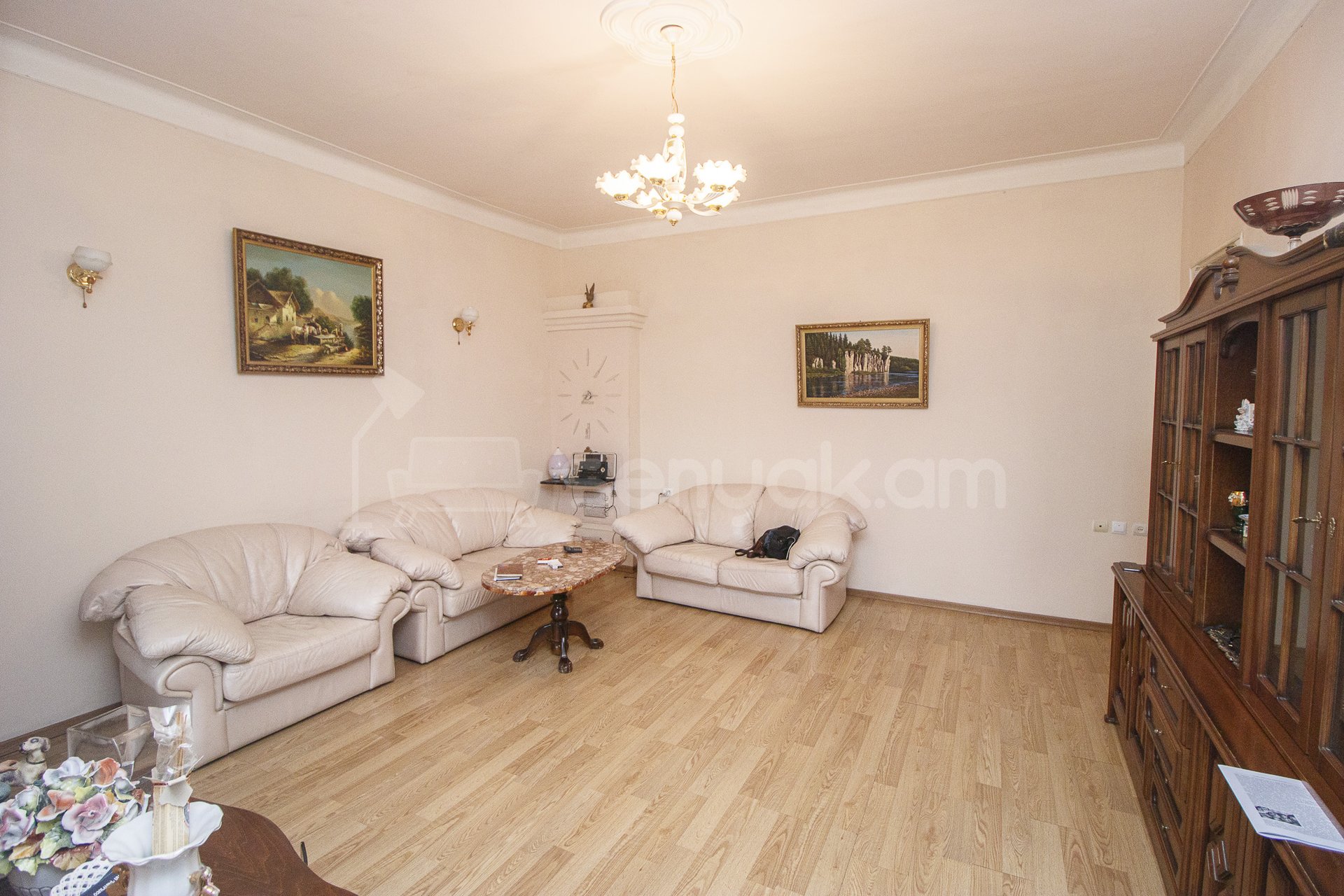 3 Սենյականոց Բնակարան Քարե Շենքում, 112քմ, 2/3 հարկ, Կապիտալ Վերանորոգված