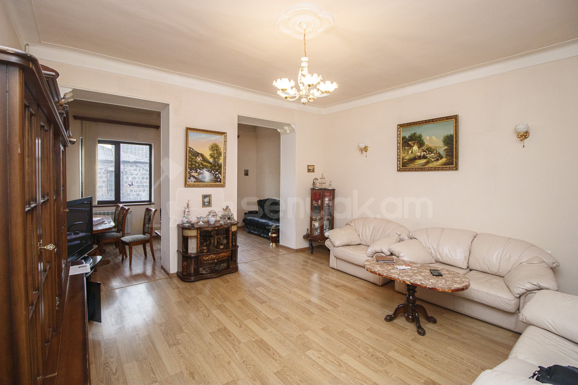 3 Սենյականոց Բնակարան Քարե Շենքում, 112քմ, 2/3 հարկ, Կապիտալ Վերանորոգված