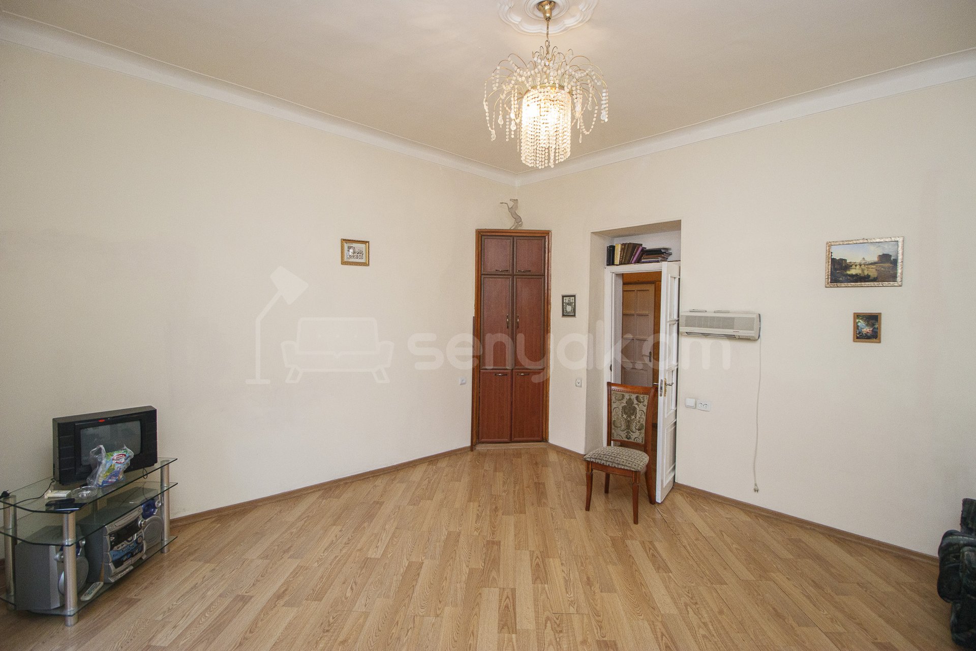 3 Սենյականոց Բնակարան Քարե Շենքում, 112քմ, 2/3 հարկ, Կապիտալ Վերանորոգված