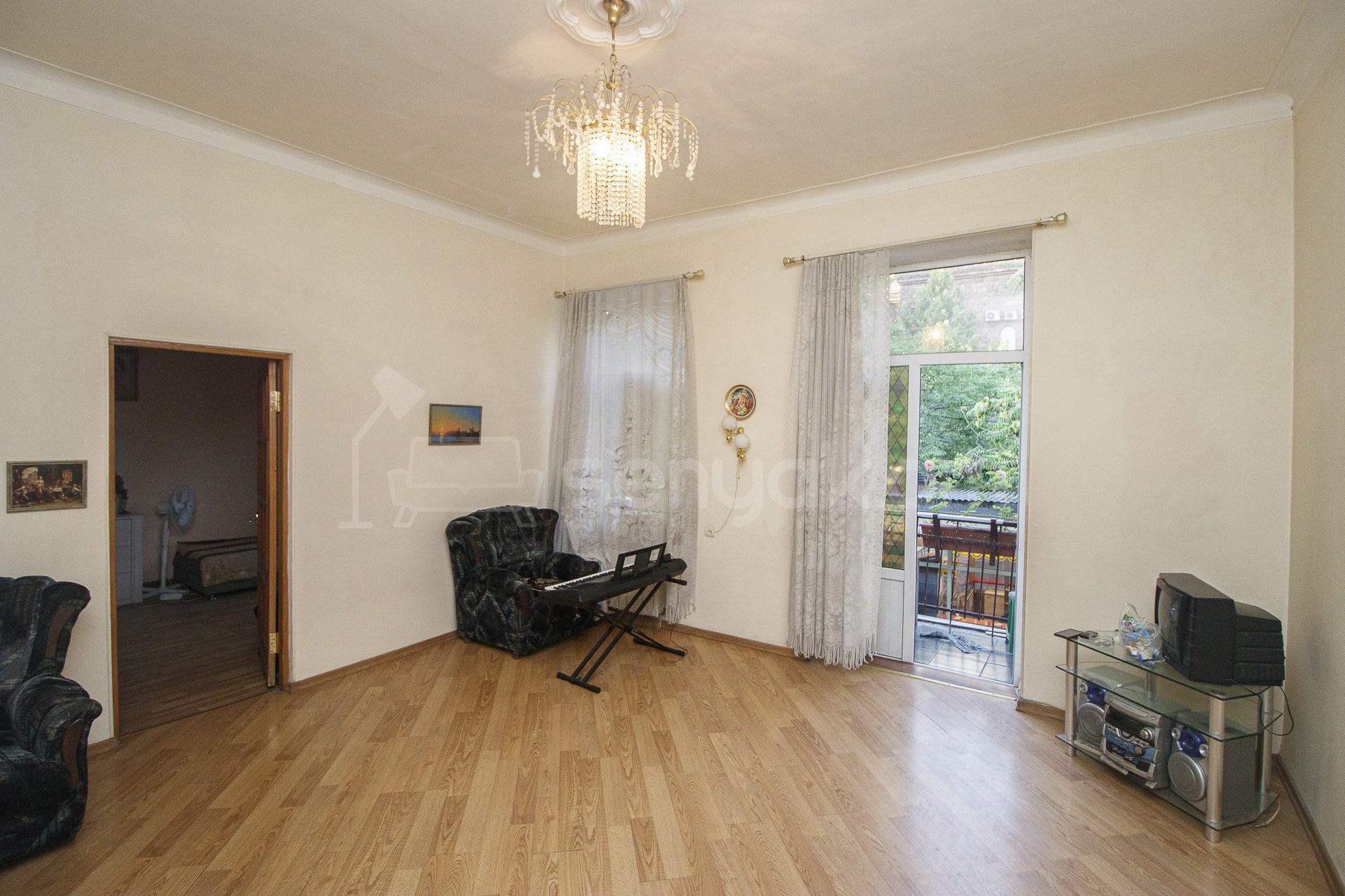 3 Սենյականոց Բնակարան Քարե Շենքում, 112քմ, 2/3 հարկ, Կապիտալ Վերանորոգված