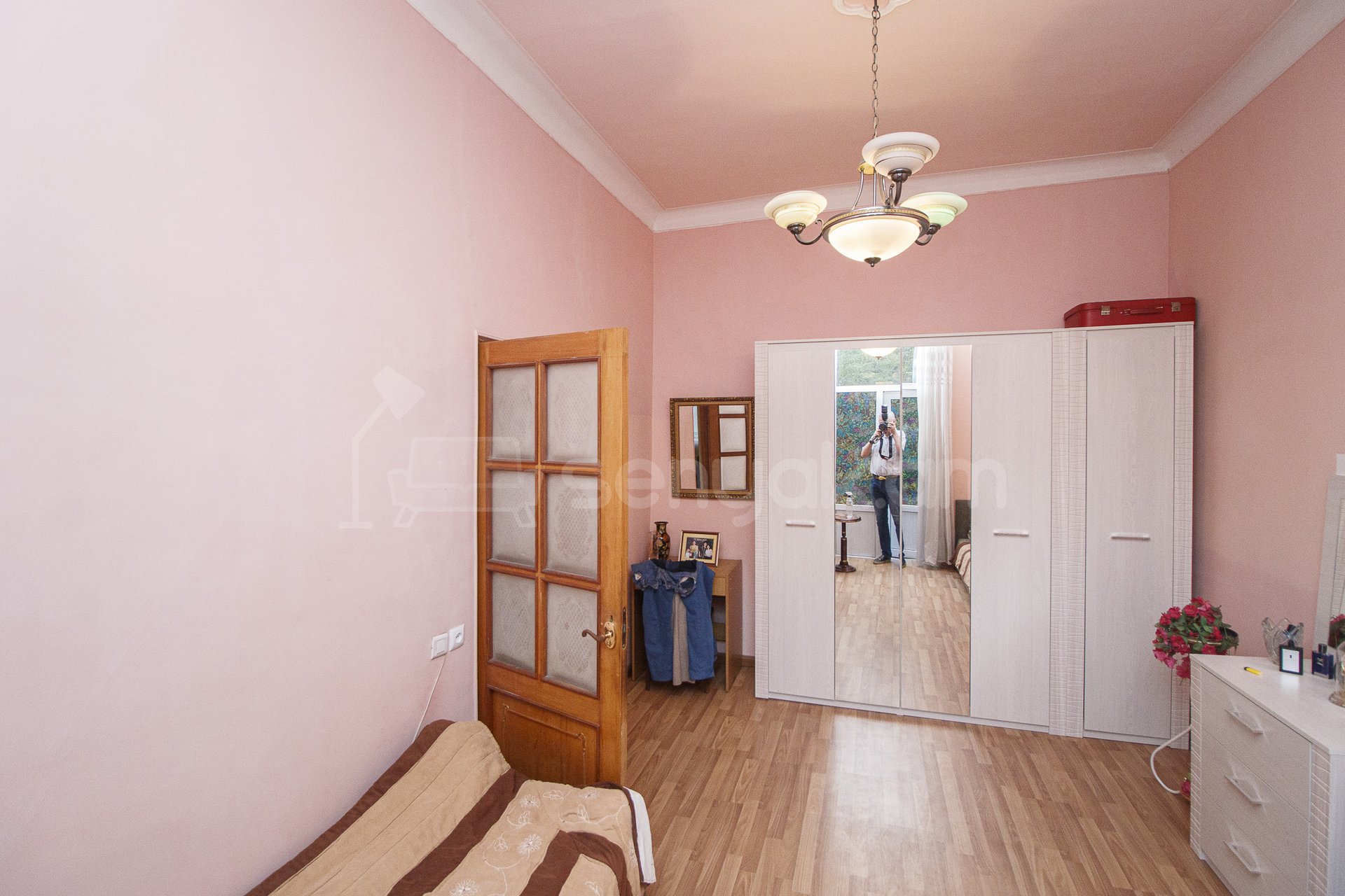 3 Սենյականոց Բնակարան Քարե Շենքում, 112քմ, 2/3 հարկ, Կապիտալ Վերանորոգված