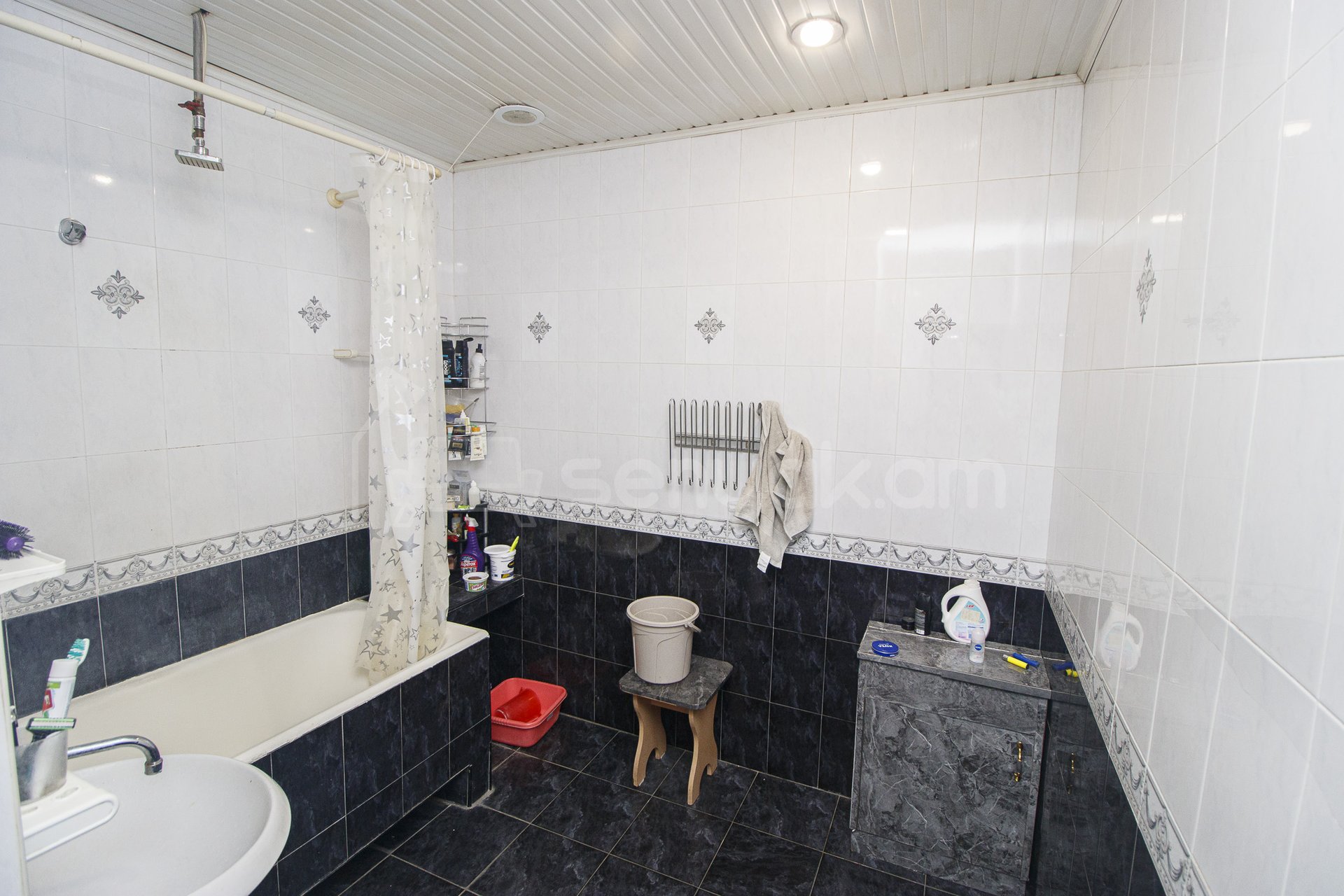 3 Սենյականոց Բնակարան Քարե Շենքում, 112քմ, 2/3 հարկ, Կապիտալ Վերանորոգված