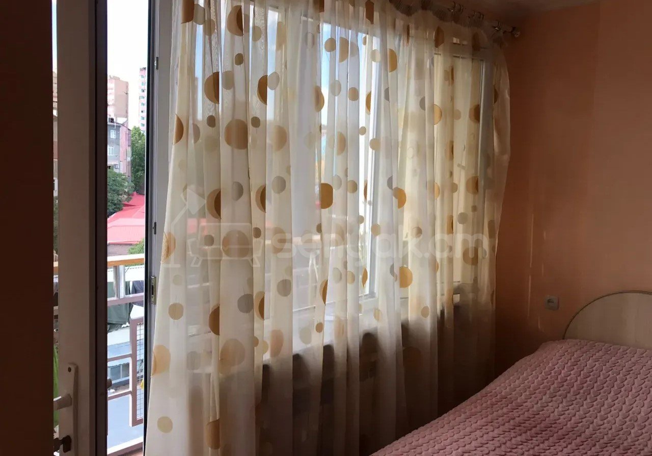 3 Սենյականոց Բնակարան Քարե Շենքում, 65քմ, 5/5 հարկ, Կապիտալ Վերանորոգված